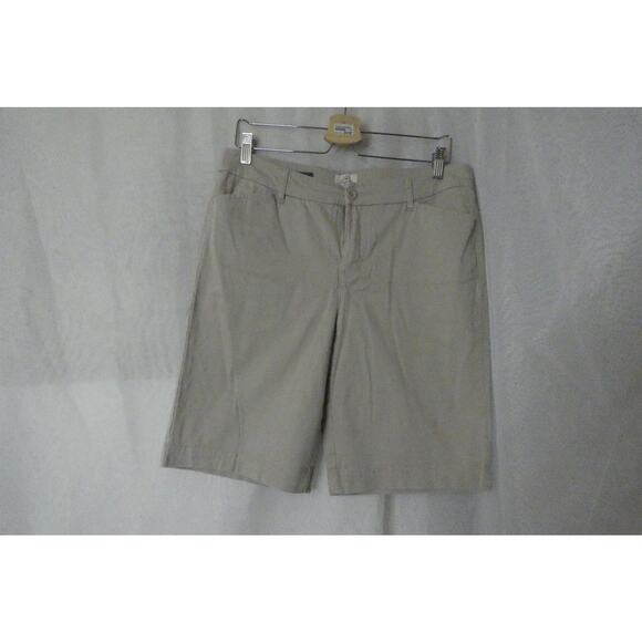 St. John's Bay Bermuda Women's Size 14 Shorts Tan Straight Leg Pockets - Picture 1 of 7